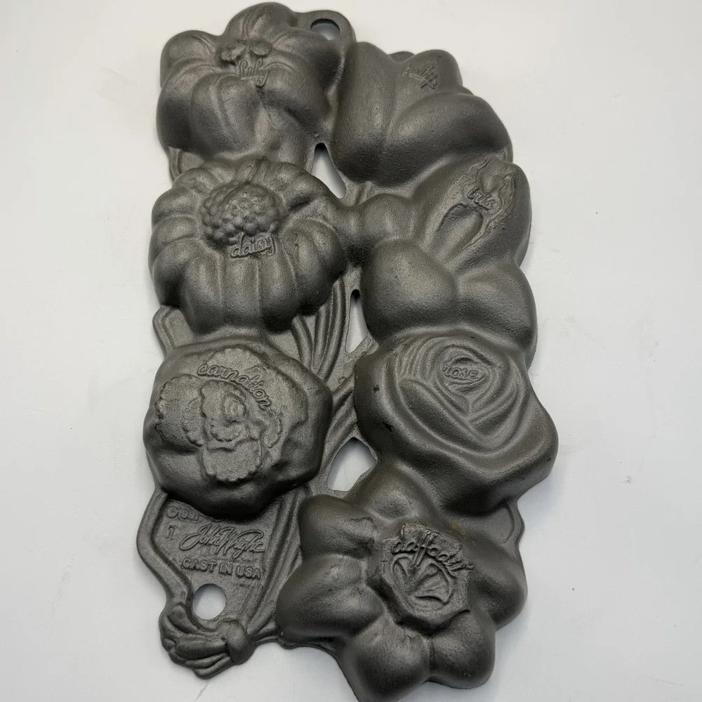 Vintage John Wright Cast Iron Flower Muffin Pan 1991 Floral Bakeware 7 Molds